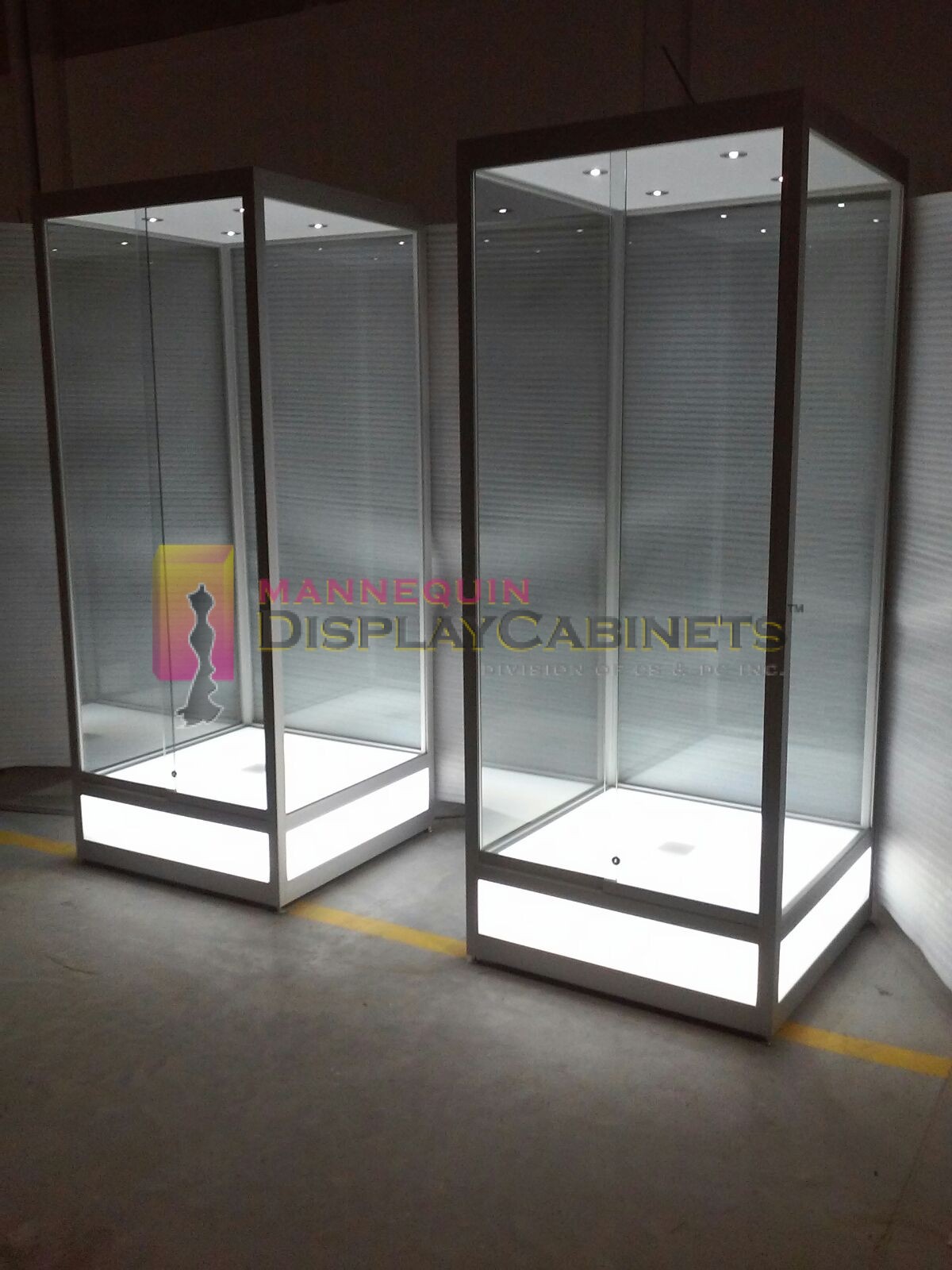 WHY CHOOSE MANNEQUIN DISPLAY CABINETS?