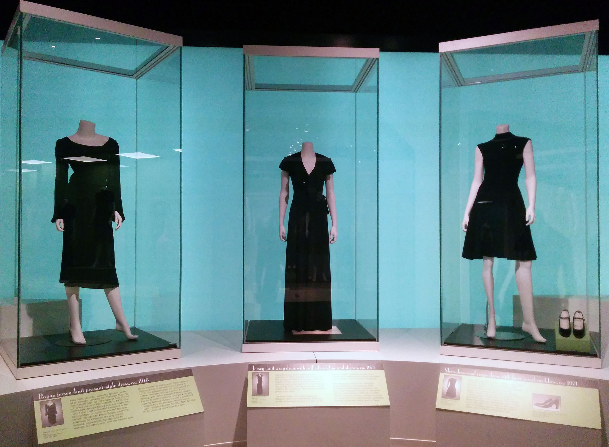 Mannequin Display Cabinets for your store