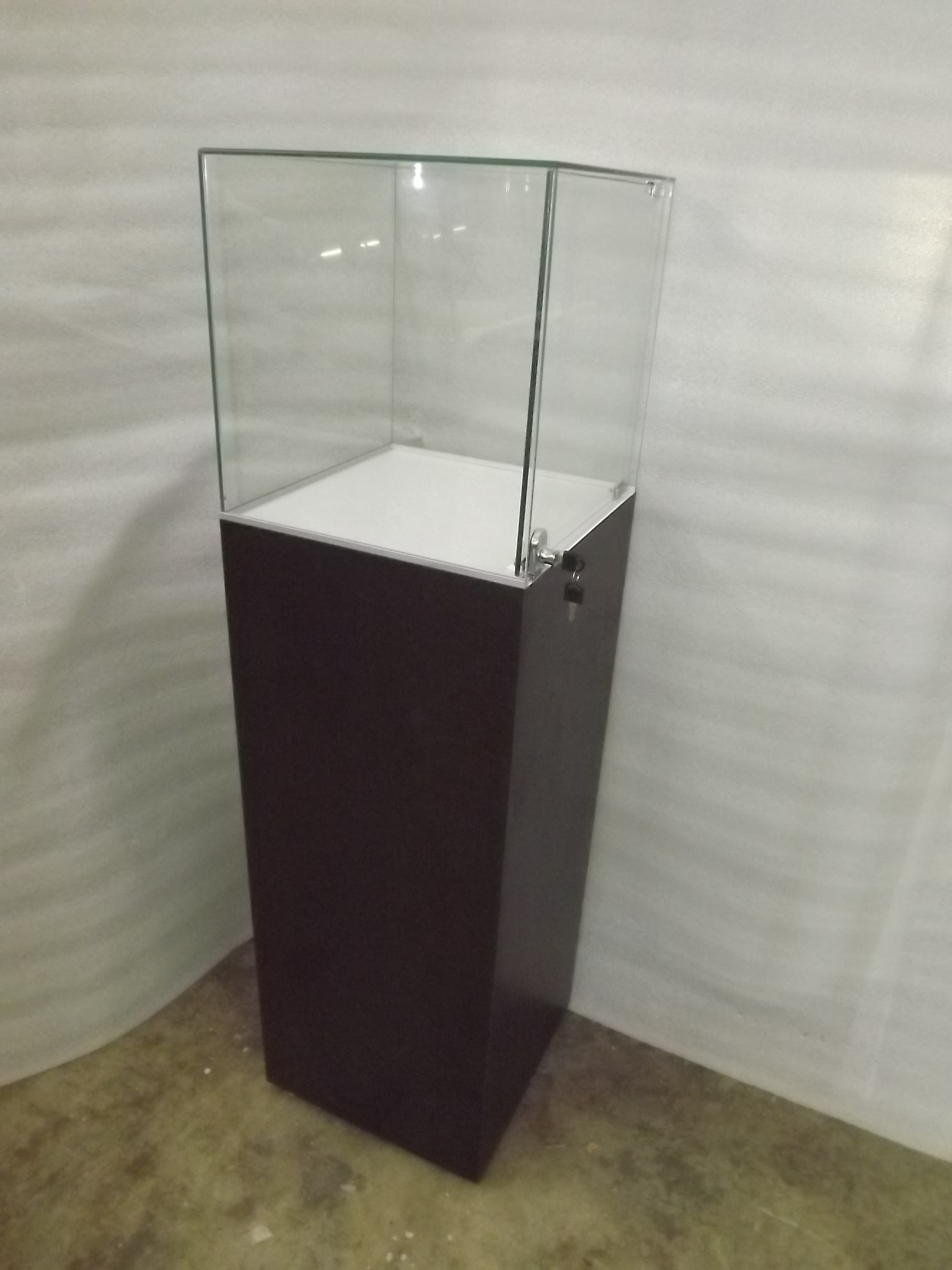 Pedestal display case